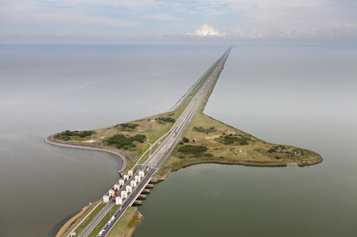 Hráz Afsluitdijk zkrotila moře